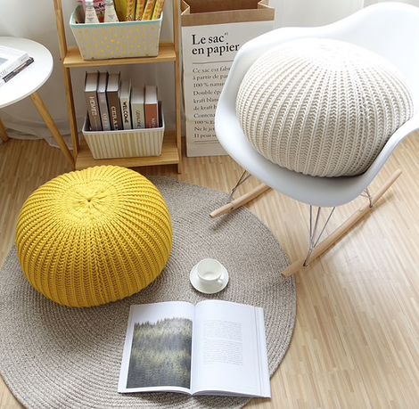 Дизайнерське крісло з пуфом в мінімалістичному інтер'єрі світлої кімнати