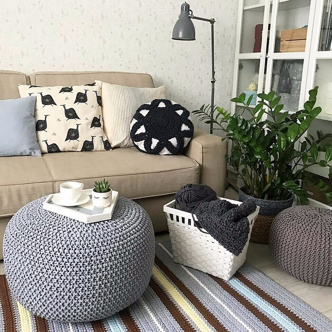 Елегантне крісло з підлокітниками, обтягнуте оксамитовою тканиною, для розкішного інтер'єру