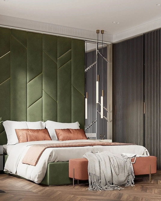 Функціональна спальня: ліжко-подіум та місця для зберігання речей.