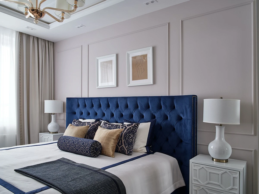 Сучасна спальня: ліжко-подіум, кольори та продумані місця для зберігання речей.