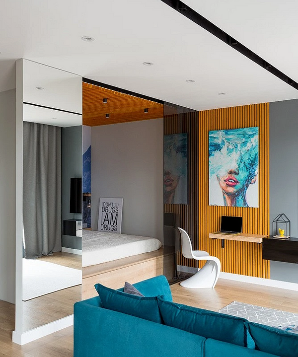 Стильна спальня з ліжком на подіумі та акцентним кольором. Дизайн спальні.