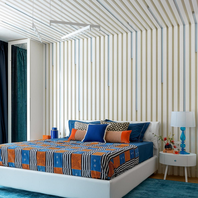 Інтер'єр спальні з ліжком на подіумі: кольори, текстури та місця для зберігання.