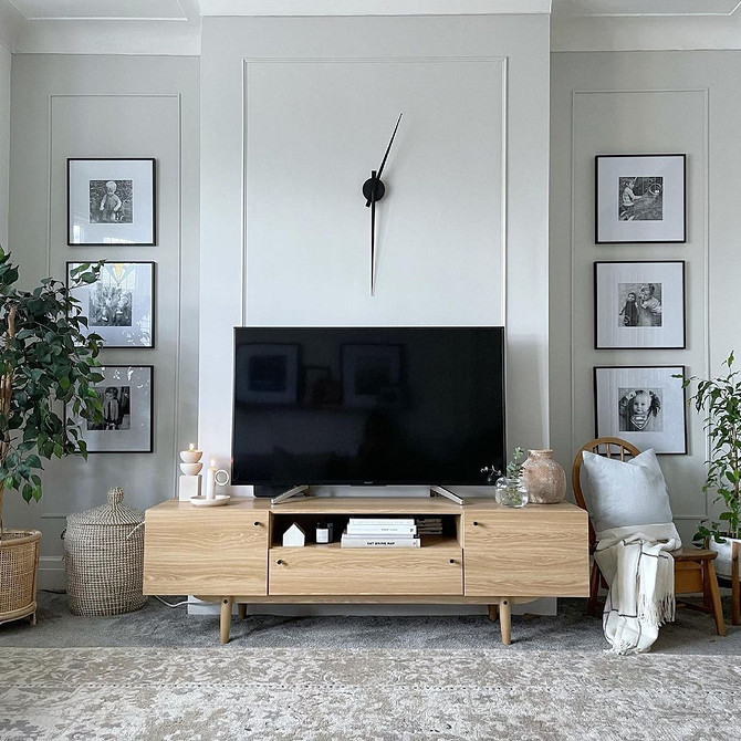 Елегантна біла тумба під телевізор з шухлядами для зберігання у вітальні.