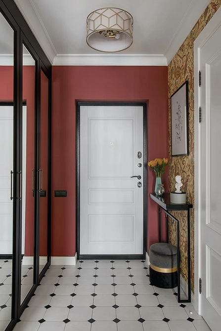 Дизайн інтер'єру з великою дзеркальною шафою-купе у мінімалістичному стилі.