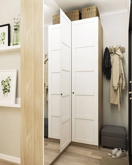 Вбудована шафа з дзеркальними дверцятами від стелі до підлоги, візуальне збільшення висоти.