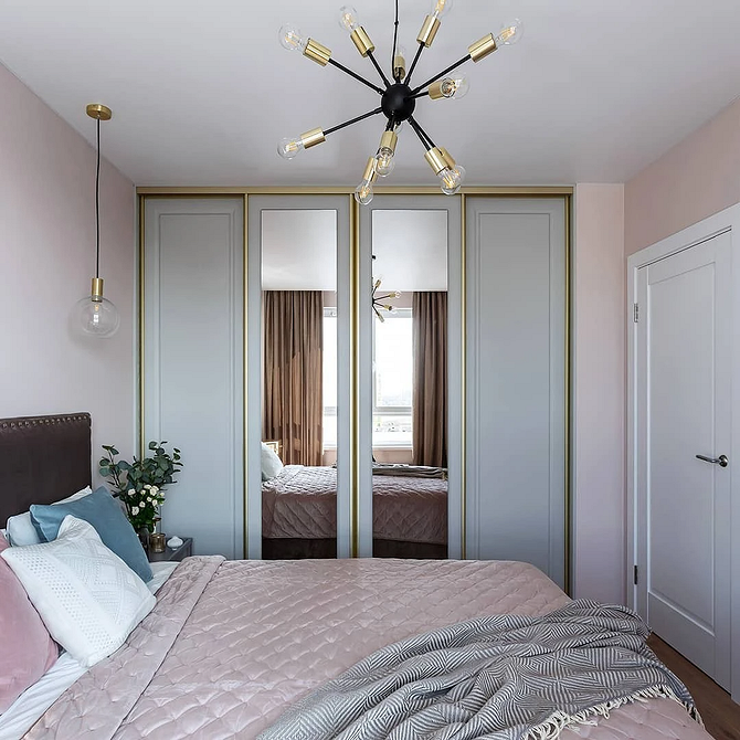 Дзеркальна шафа з матовим склом в дитячій кімнаті, безпечний і стильний вибір.