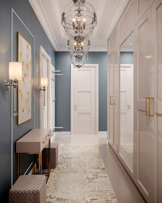 Вузька дзеркальна шафа з полицями в коридорі для зберігання. Компактне рішення.