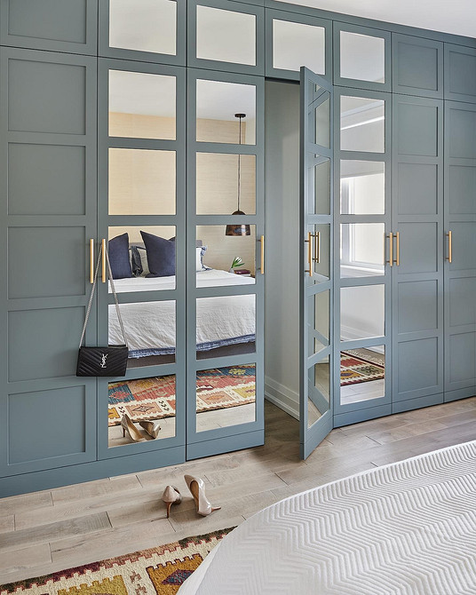 Велика дзеркальна шафа-купе з декорованими дверцятами у вітальні. Дизайн 2026.