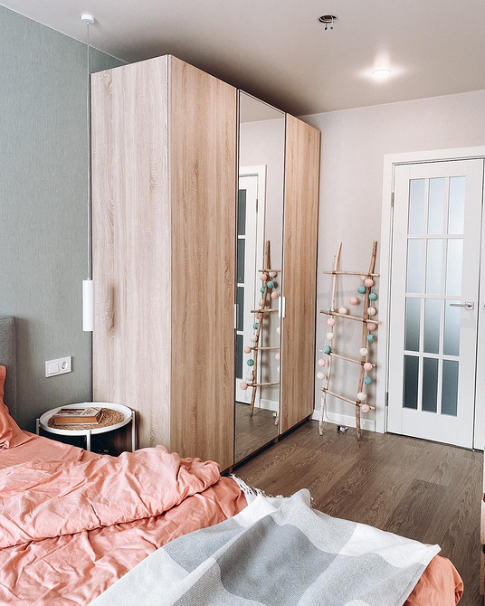 Оригінальний дизайн дзеркальної шафи 2026 з декоративними елементами.