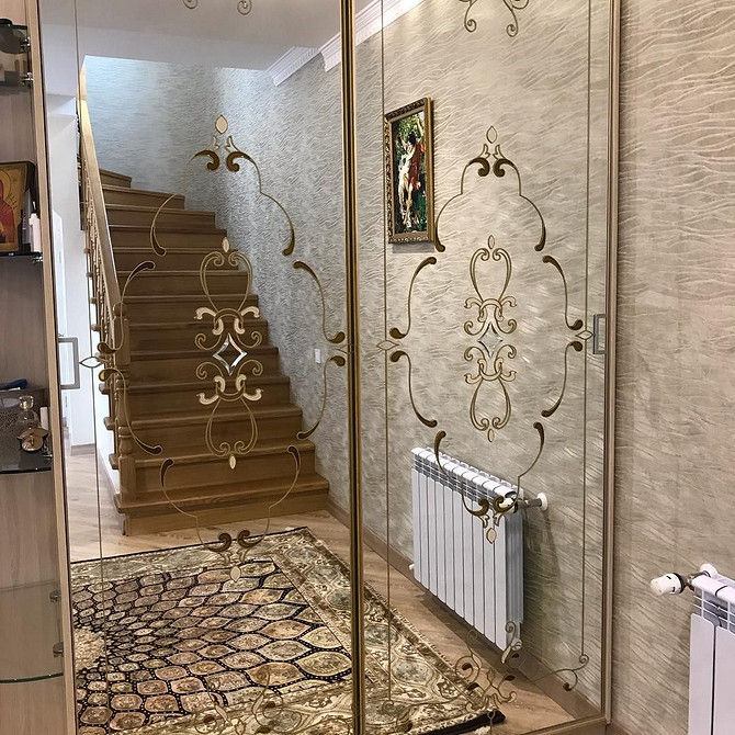 Сучасна шафа з дзеркалом у спальні 2026: елегантний дизайн та затишок.