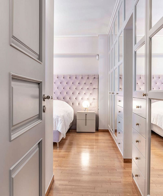 Стильна шафа з дзеркальними дверцятами в мінімалістичному інтер'єрі 2026.