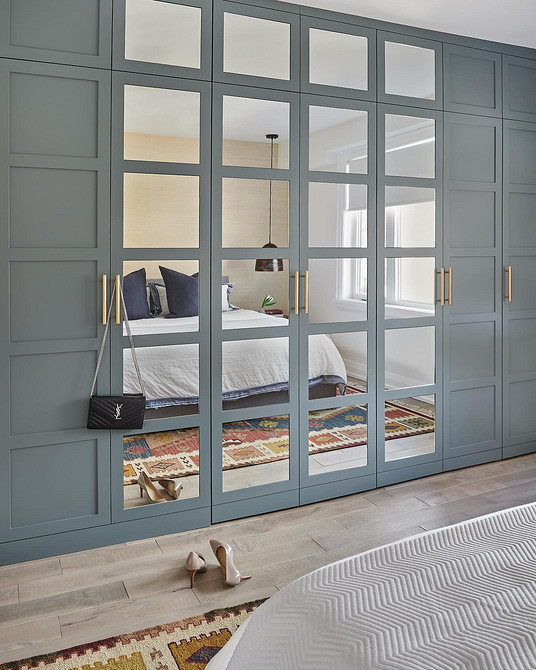 Різноманітні дизайни дзеркальних шаф-купе для сучасних інтер'єрів. Комфорт та стиль.