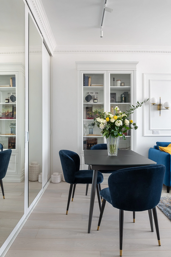 Елегантна вітальня з дзеркальною шафою: стильний дизайн та візуальне збільшення простору.