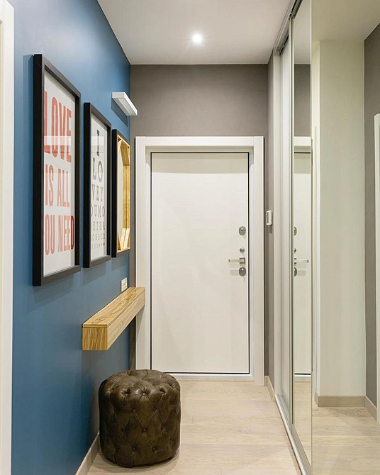 Вбудована дзеркальна шафа купе в спальні, економія простору та стиль.