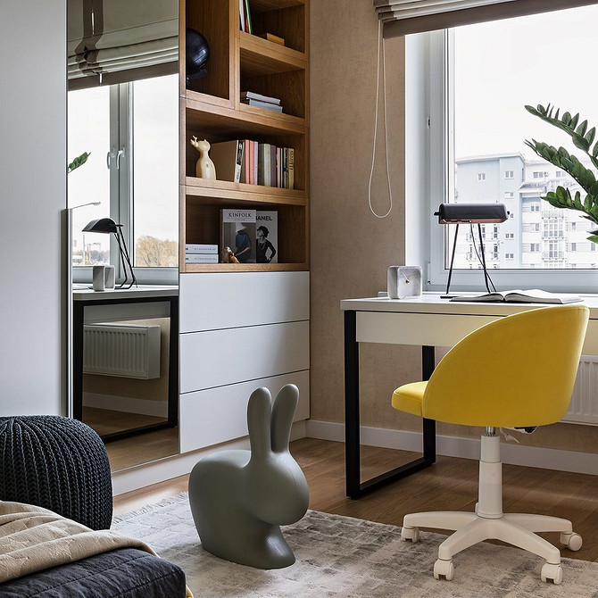 Велика дзеркальна шафа-купе на всю стіну в інтер'єрі спальні.