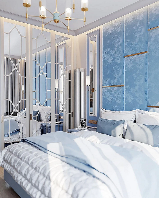 Дзеркальна шафа в коридорі візуально збільшує простір маленької квартири.