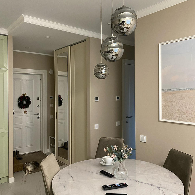 Велика гардеробна з дзеркальними шафами, зручне зберігання речей.