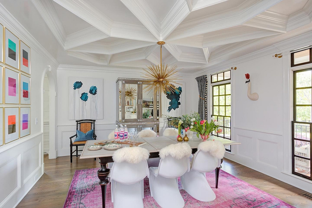 Класична вітальня з дзеркальною шафою: елегантність та розкіш в кожній деталі.