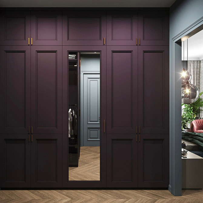 Простора гардеробна з великою кількістю дзеркальних шаф, організація та стиль.