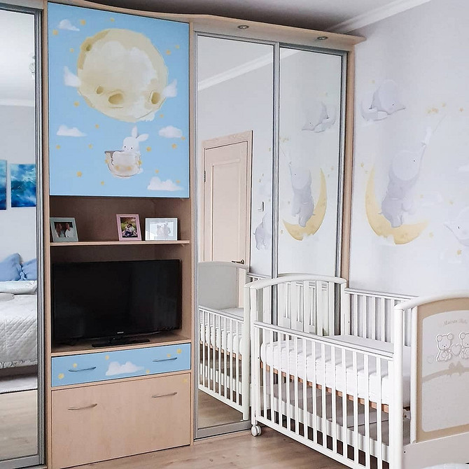 Мінімалістична дзеркальна шафа з білими фасадами в сучасній вітальні, стильний дизайн.