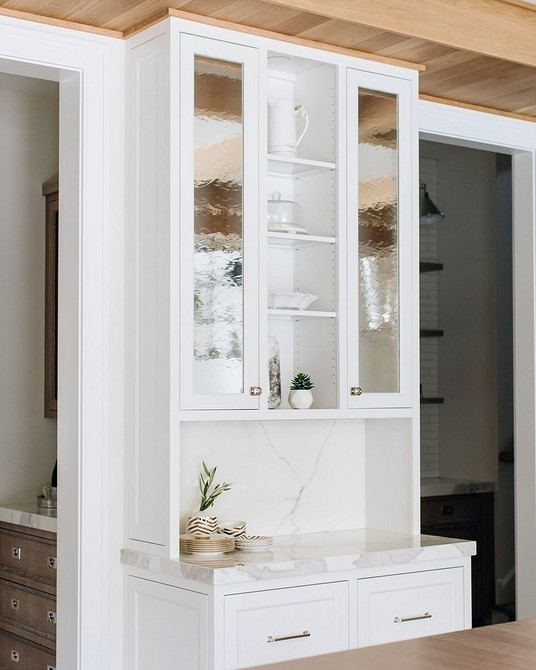 Простора гардеробна кімната з шафою-купе та великим дзеркалом.