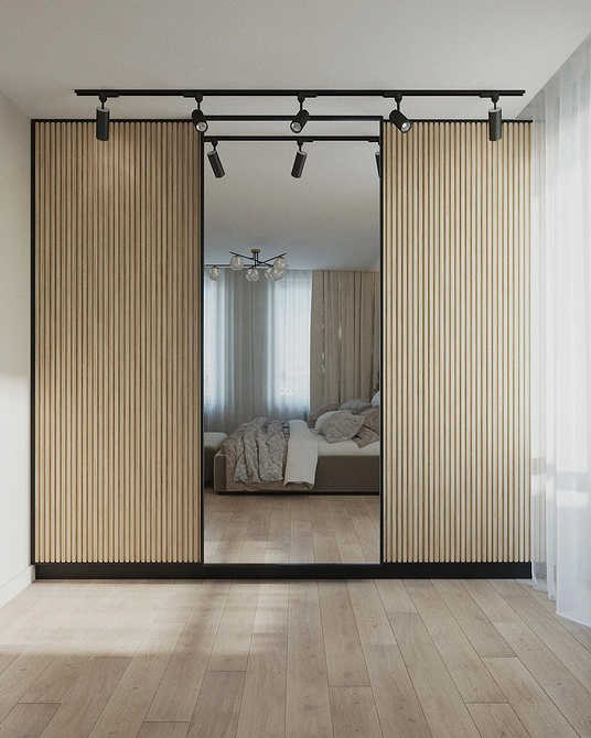 Дзеркальна шафа-купе з комбінованими дверцятами: дзеркало та ДСП. Практичний вибір.