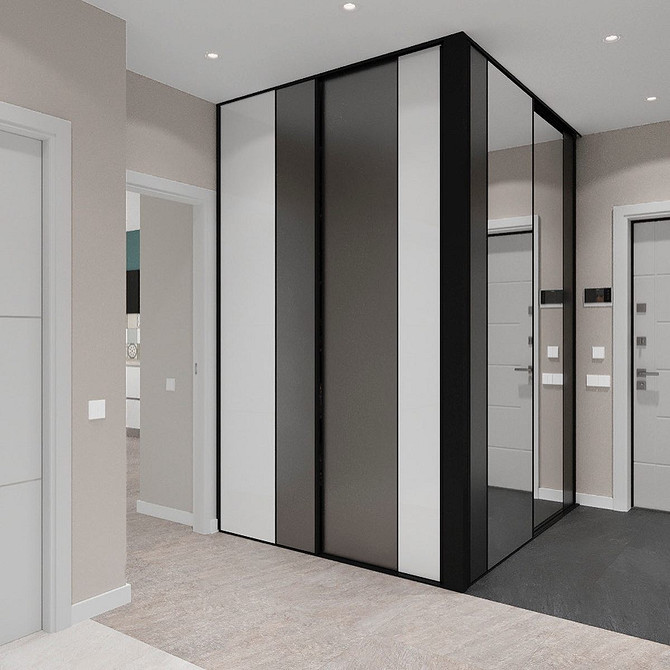 Елегантна шафа з дзеркальними дверцятами у вітальні, що додає глибини простору.