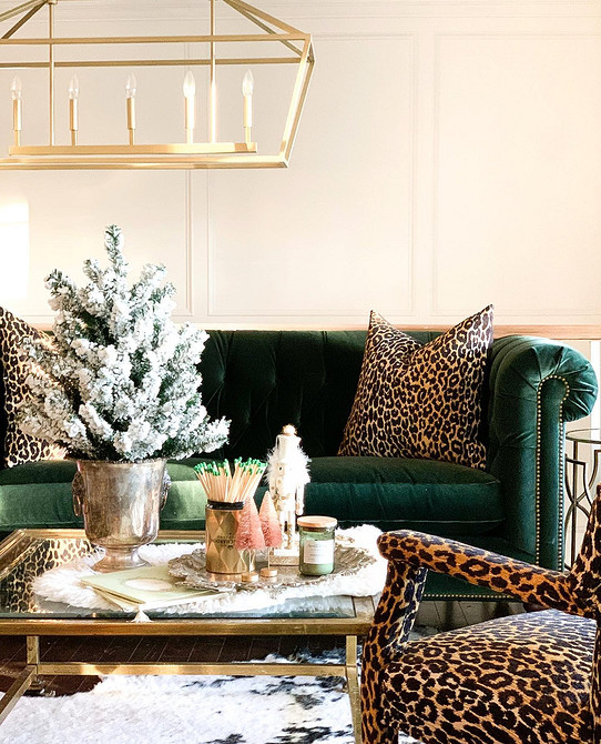 Інтер'єр вітальні з великим кутовим зеленим диваном та панорамними вікнами.