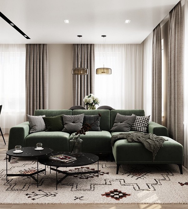 Комбінація зеленого дивану з рожевими та золотими акцентами в сучасному інтер'єрі.