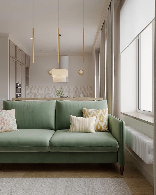Поєднання зеленого дивану з рожевими та золотими елементами декору у 2026 році