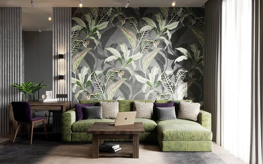 Зелений диван в інтер'єрі вітальні з дерев'яними елементами та килимом