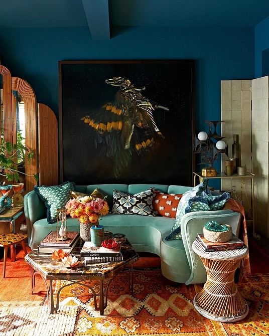 Інтер'єр вітальні зі смарагдовим диваном: модні тенденції 2026 року та ідеї декору