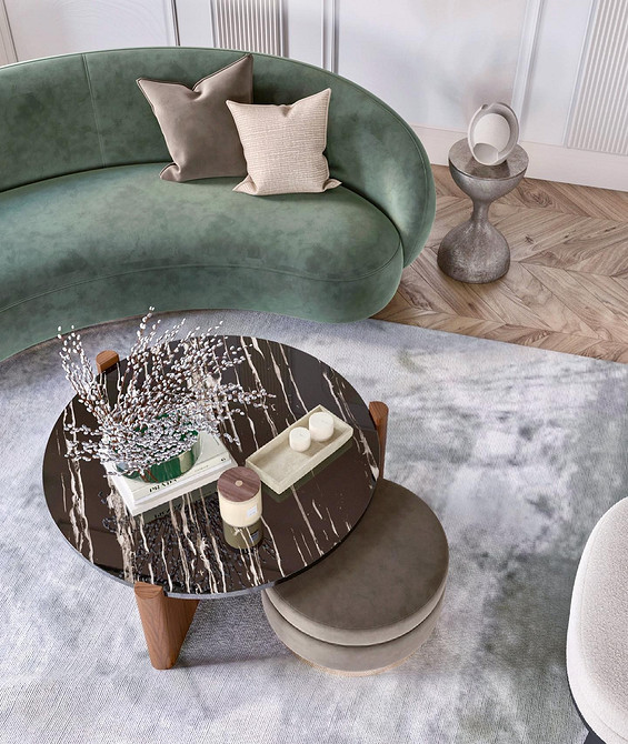 Інтер'єр вітальні з зеленим диваном, дерев'яним столиком та килимом в етнічному стилі.