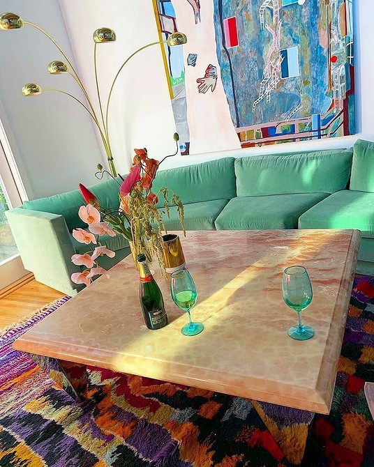 Зелений диван в інтер'єрі вітальні: сучасний дизайн та поєднання кольорів у 2026 році