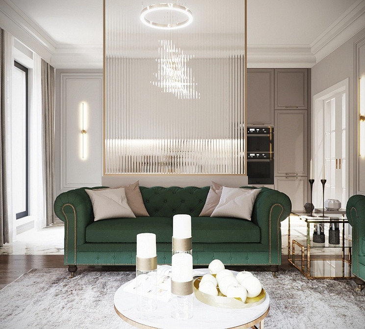 Світла вітальня з зеленим диваном, рослинами в горщиках та великим дзеркалом