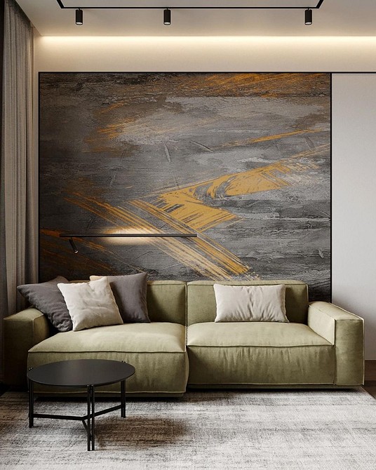 Дизайн маленької квартири з компактним зеленим диваном та яскравими декоративними подушками.