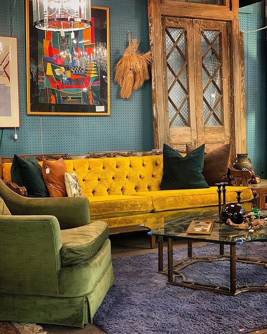 Стильний жовтий диван з подушками у сучасній вітальні, сонячний акцент інтер'єру.