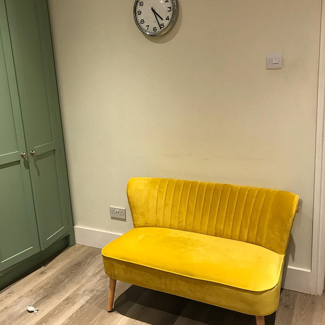 Жовтий кутовий диван у вітальні: зручне та стильне рішення для великої родини.