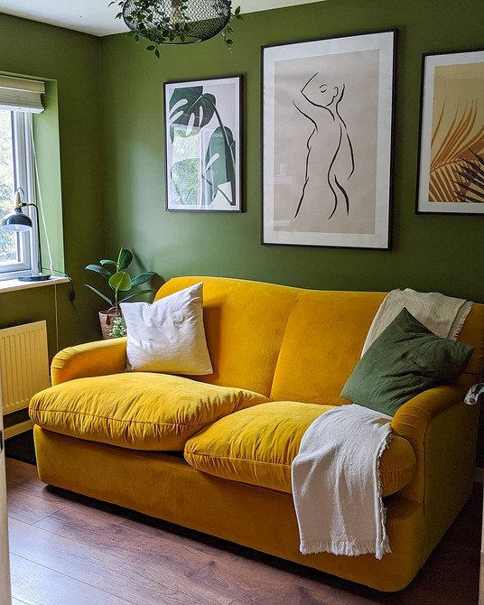 Сучасний інтер'єр з жовтим кутовим диваном та великими вікнами, наповнений сонячним світлом.