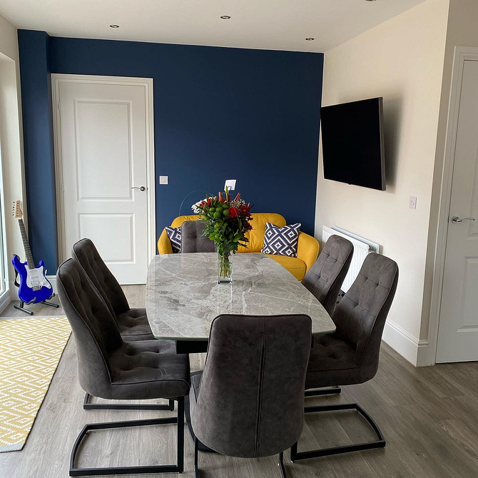 Елегантний жовтий диван у сучасному інтер'єрі: гармонійне поєднання кольорів та стилю.