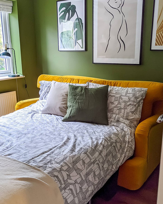 Жовтий диван у поєднанні з синіми стінами та золотими акцентами в інтер'єрі виглядає розкішно.