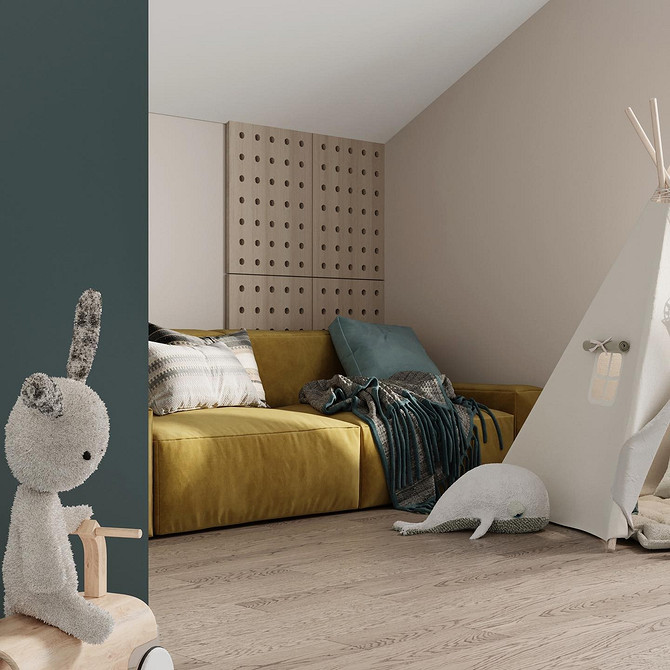 Дитяча кімната з жовтим диваном та іграшками: яскравий та функціональний дизайн.