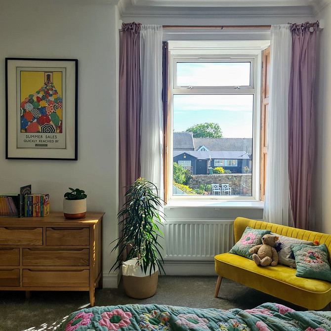 Затишний інтер'єр з жовтим диваном та декоративними подушками: комфорт та стиль.