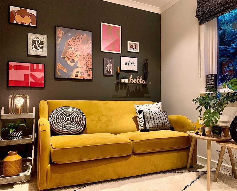 Жовтий диван з книжковою полицею на задньому плані в домашньому кабінеті