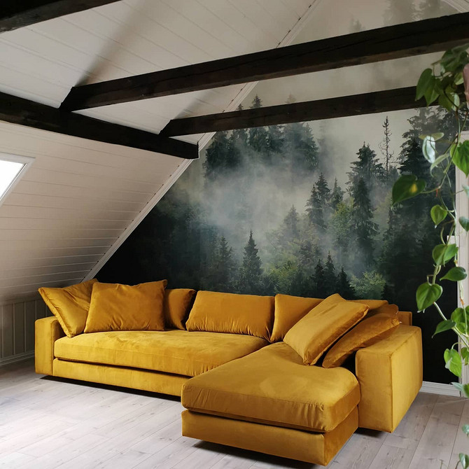 Скандинавський стиль: жовтий диван, дерев'яна підлога та плетений кошик в інтер'єрі