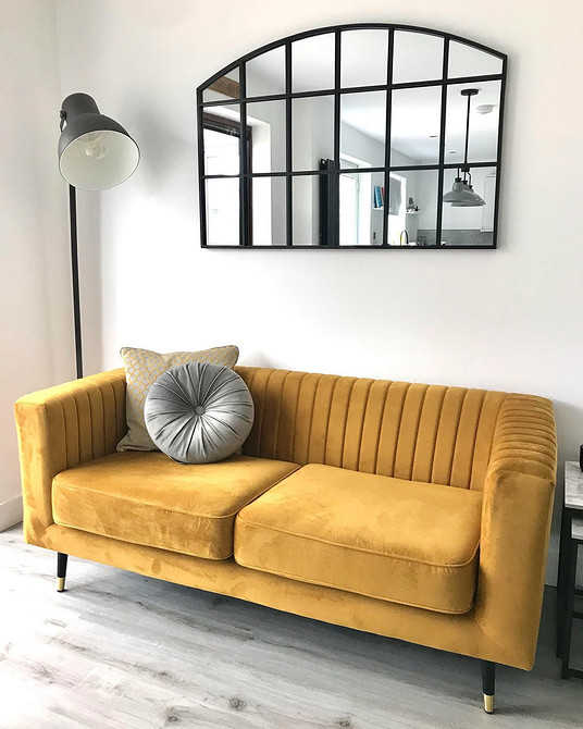 Маленький жовтий диван у вітальні: компактний та стильний акцент для невеликих кімнат.