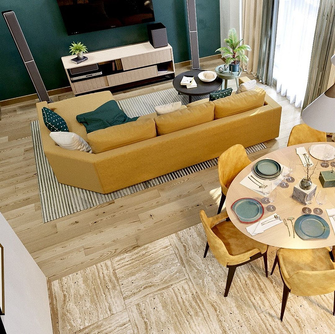 Жовтий велюровий диван в елегантній вітальні з книжковими полицями та золотом.