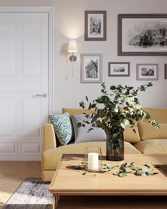 Жовтий диван у вітальні з килимом та подушками. Дизайн інтер'єру кімнати.