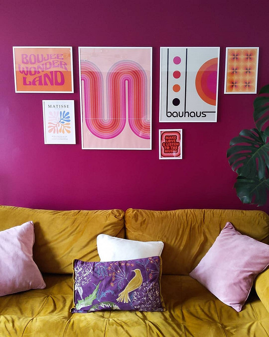 Жовтий диван в поєднанні з синіми акцентами, стильне колірне рішення інтер'єру вітальні.