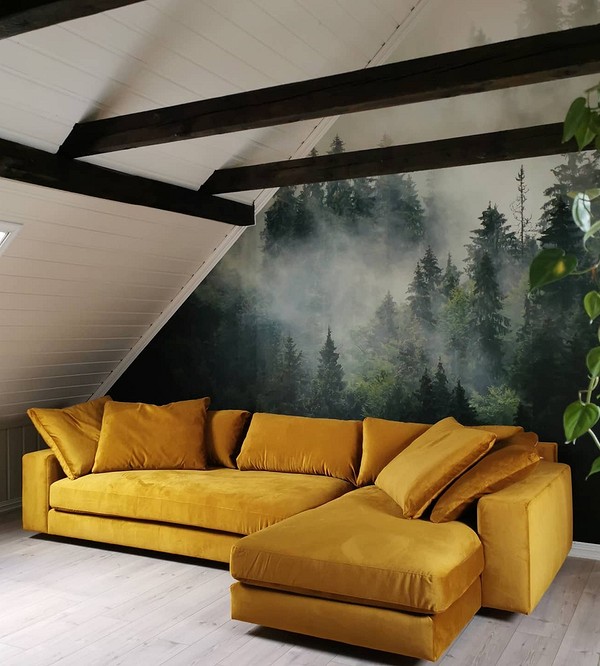 Гірчичний жовтий диван у вітальні з каміном та килимом з геометричним візерунком.